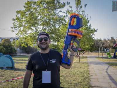 Ci viene ora incontro Luca delle Lucche, presidente dell�Apulian Blaster Warriors, che ha in mano un grosso �Tomahawk 60�: un blaster con ruote motorizzate (�flywheel�) e un tamburo capace di contenere fino a 60 dardi